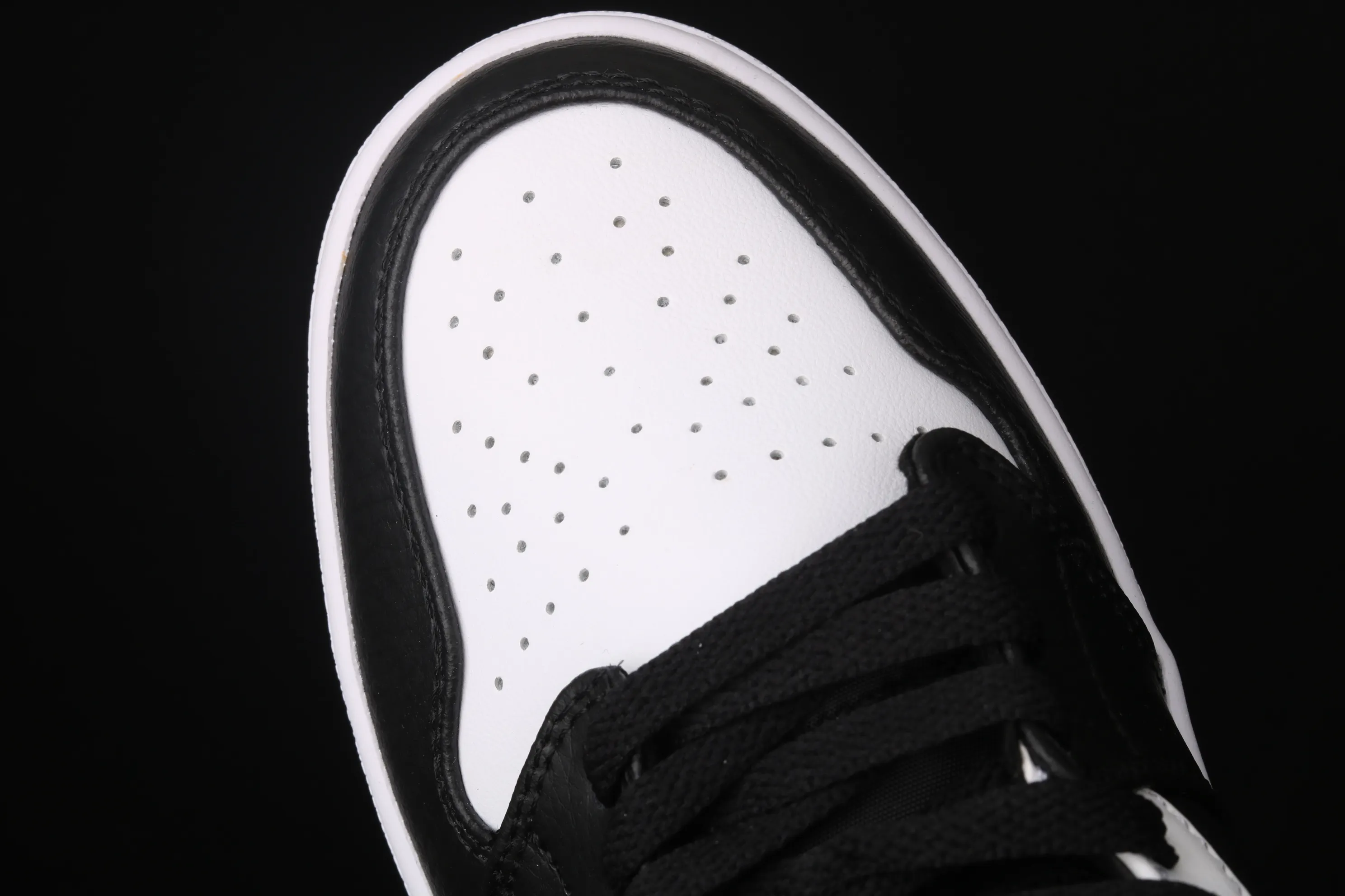 All categories Air Jordan Jordan series basketball shoes Air Jordan 1 Mid Air Jordan 1 Mid AJ1 Joe 1 black and white red hook Zhongbang basketball shoes 554724-075